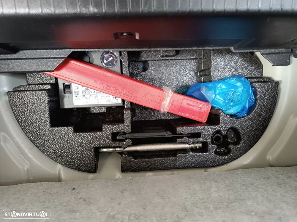 Peugeot e-208 Allure - 29