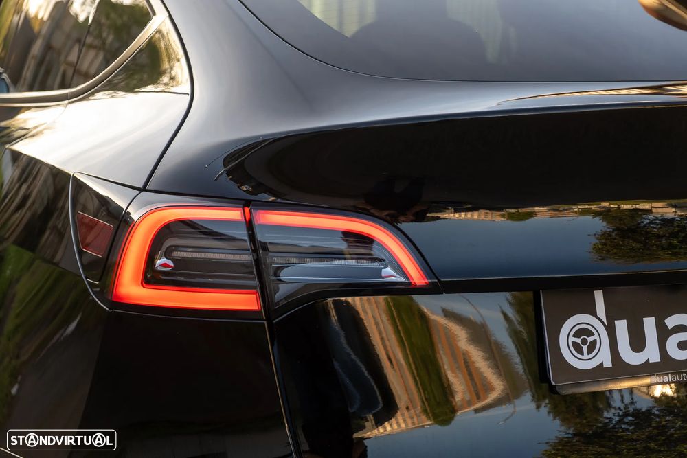 Tesla Model Y Long Range Dual Motor AWD - 14