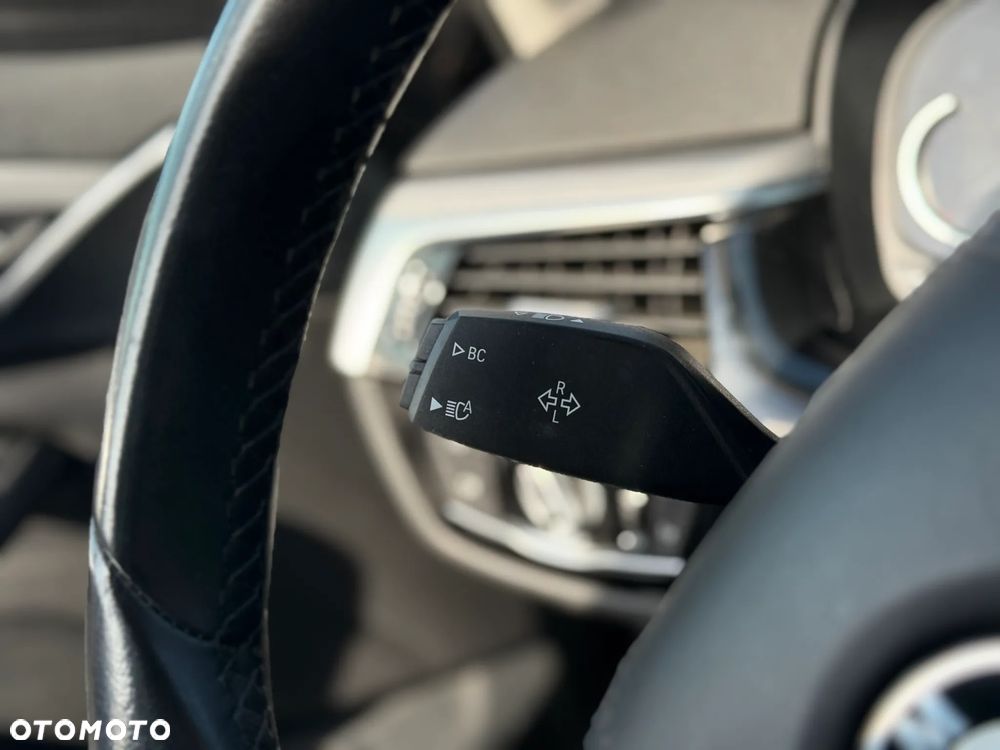 BMW Seria 5 520i - 32