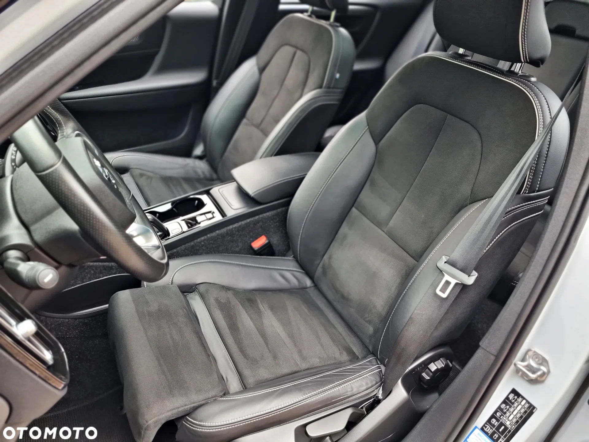Volvo XC 40 B4 B AWD Geartronic RDesign - 28