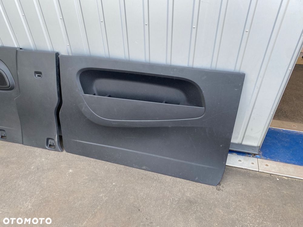RENAULT TRAFIC  III 3 BOCZEK WNĘTRZA NA BOK BOKU BAGAŻNIKA LEWY TYLNY TYŁ TAPICERKA 769094027R  769096790R lift IV 4 WYCISZENIE WYGŁUSZENIE NA BŁOTNIK  OSŁONA ZABUDOWA OBICIE PAKI LEWE OPEL VIVARO B FIAT TALENTS BOCZEK DRZWI SUWANYCH PRZESUWNYCH LEWYCH Wwa - 3