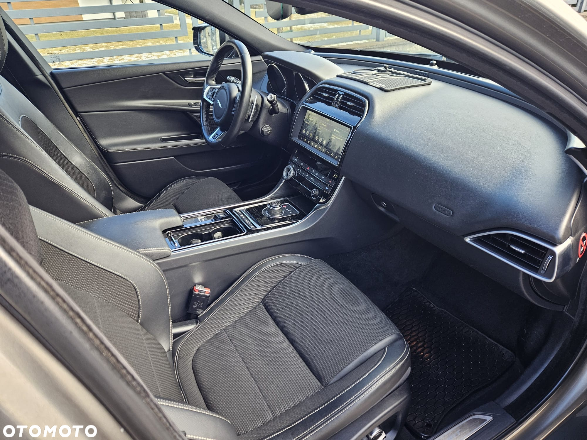 Jaguar XE 2.0 T R-Sport - 14