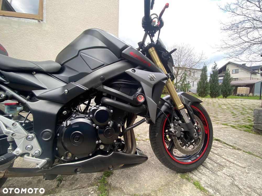 Suzuki GSR - 4