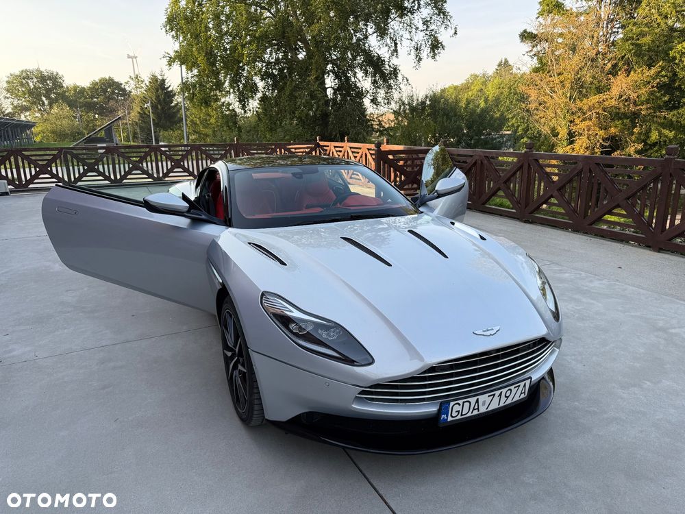Aston Martin DB11 V12 Coupe - 9