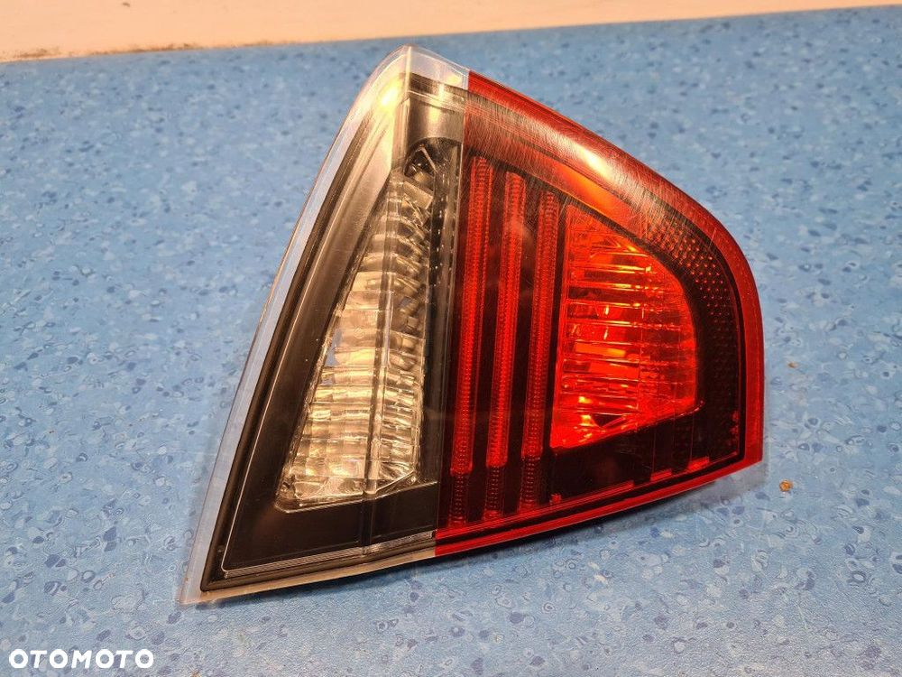 BMW 320I E90 LAMPA TYŁ LEWA WEWNĘTRZNA - 1