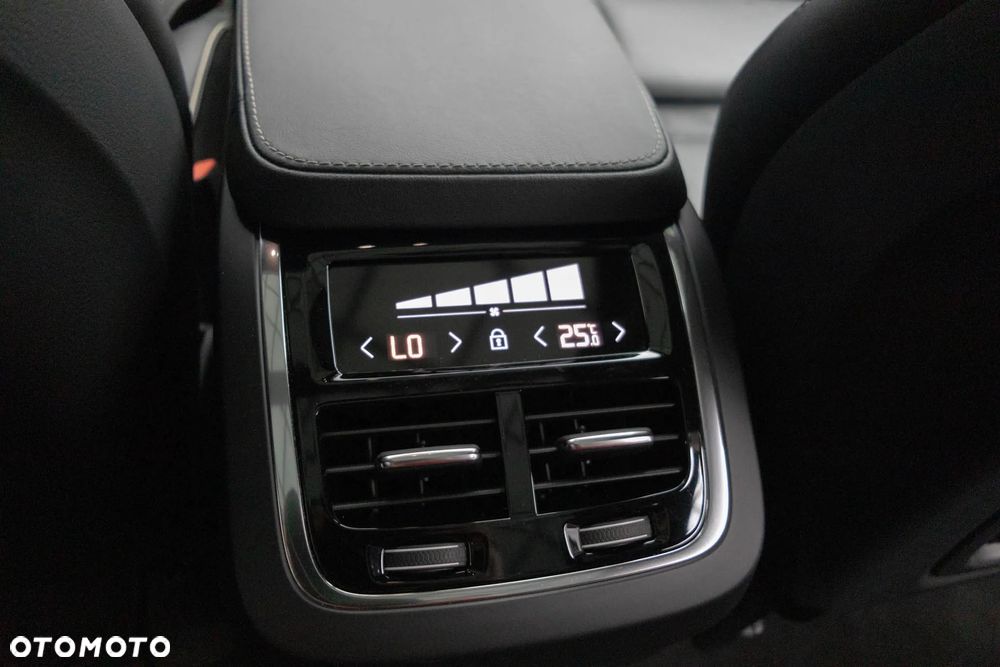 Volvo XC 90 B5 D AWD Ultimate Dark - 28