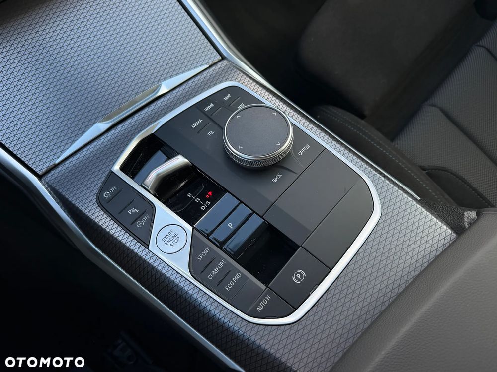 BMW Seria 3 330i xDrive - 18