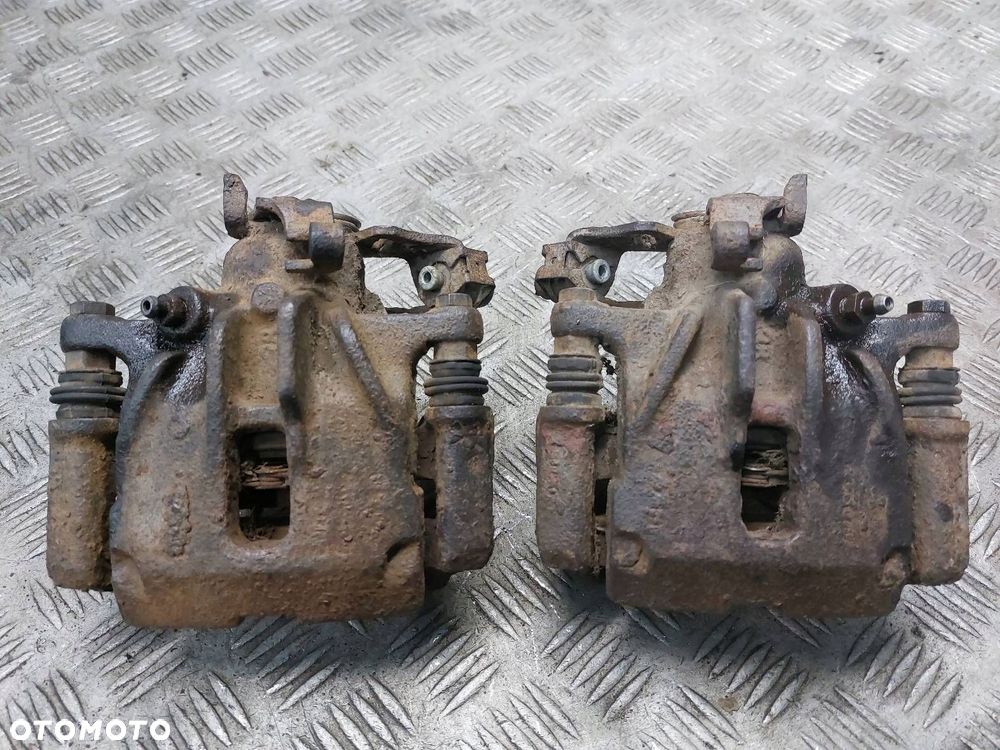 TARCZE HAMULCOWE TYŁ + ZACISKI VOLKSWAGEN TRANSPORTER T4 2.4 D - 7