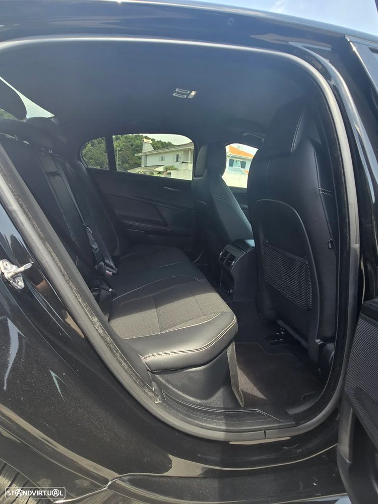 Jaguar XE 2.0 D R-Sport - 23