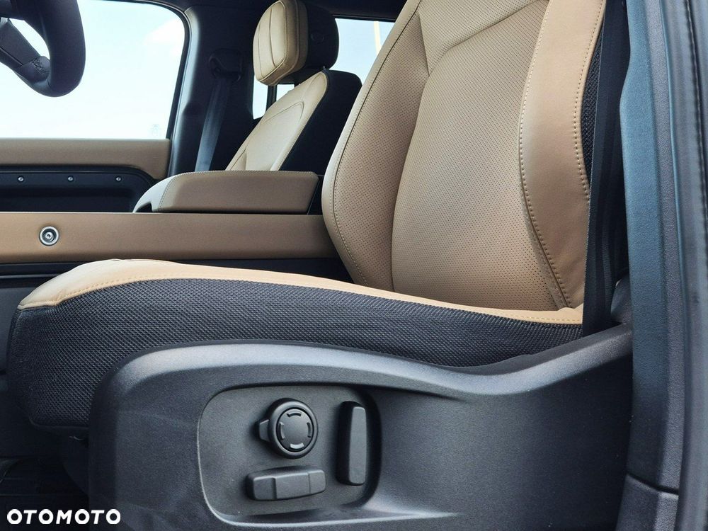 Land Rover Defender - 25