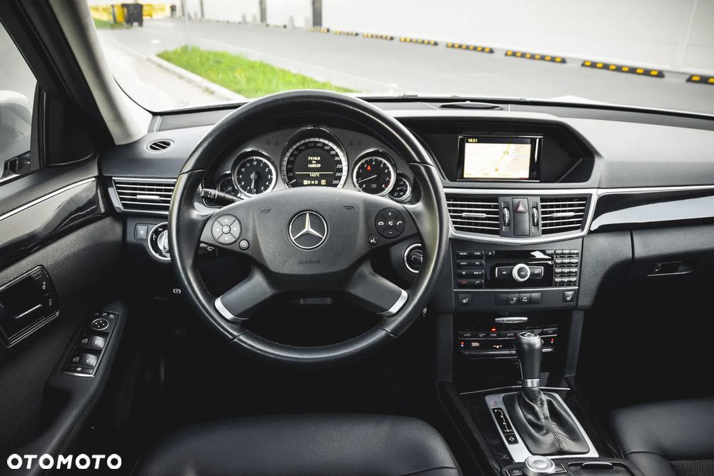 Mercedes-Benz Klasa E 200 CGI BlueEFFICIENCY 7G-TRONIC Avantgarde - 32