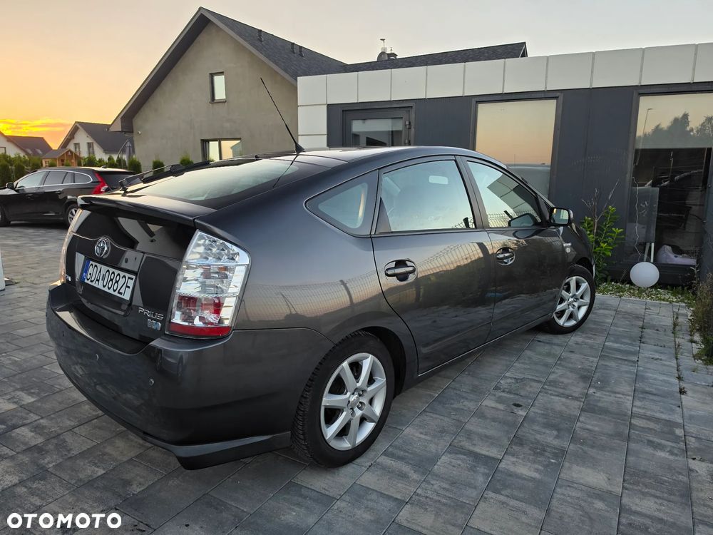 Toyota Prius - 4