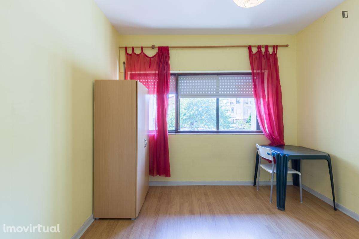 Quarto - localizado em Paranhos Porto - Grande imagem: 2/11