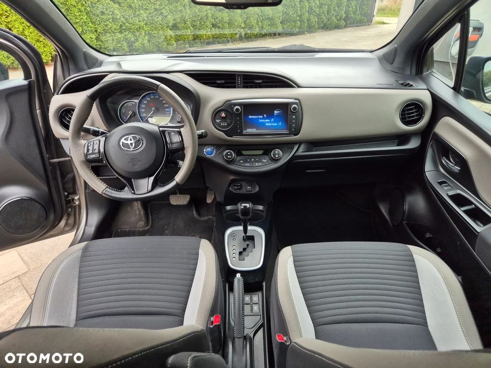 Toyota Yaris Hybrid 100 Business Edition - 19