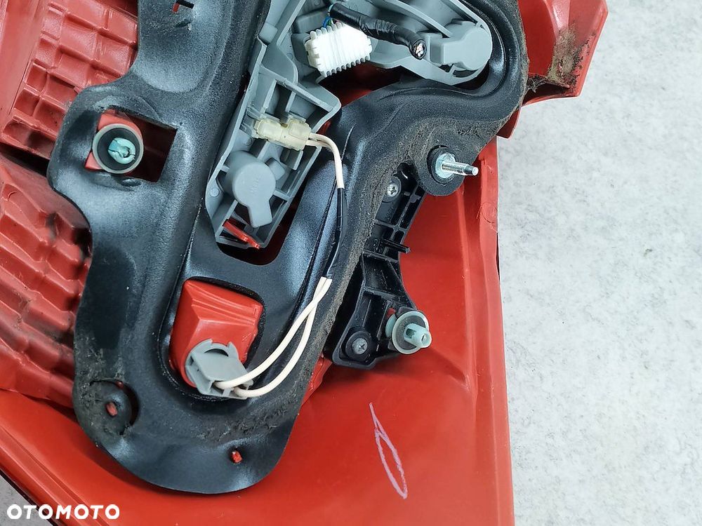 LAMPA TYLNA LEWA TOYOTA AURIS I HATCHBACK 5D - 6