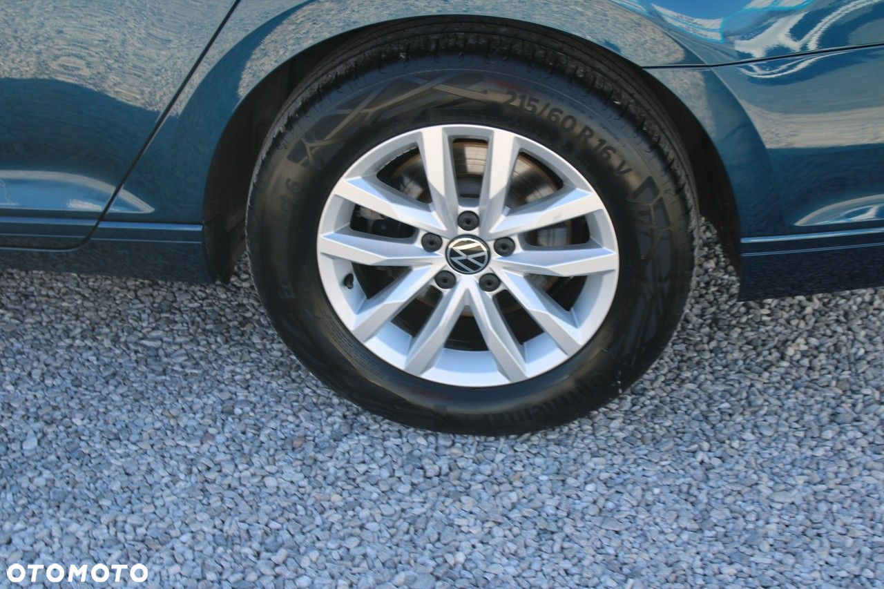 Volkswagen Passat - 12