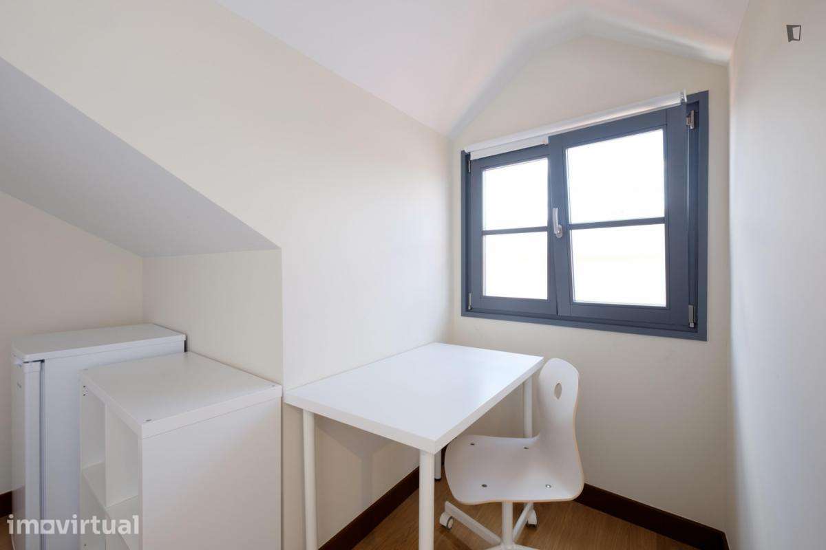 Quarto - localizado em Baixa Coimbra - Grande imagem: 3/17