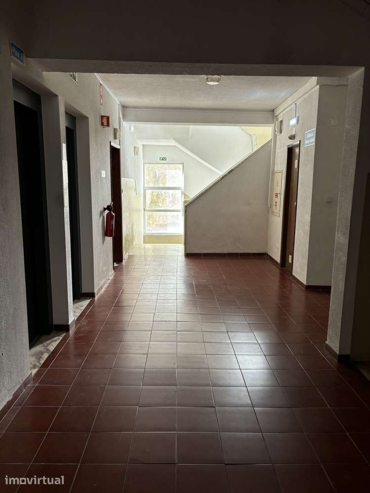Arrecadação c/ Uso Piscina e Parqueamento em Condomínio Fechado - Grande imagem: 4/9