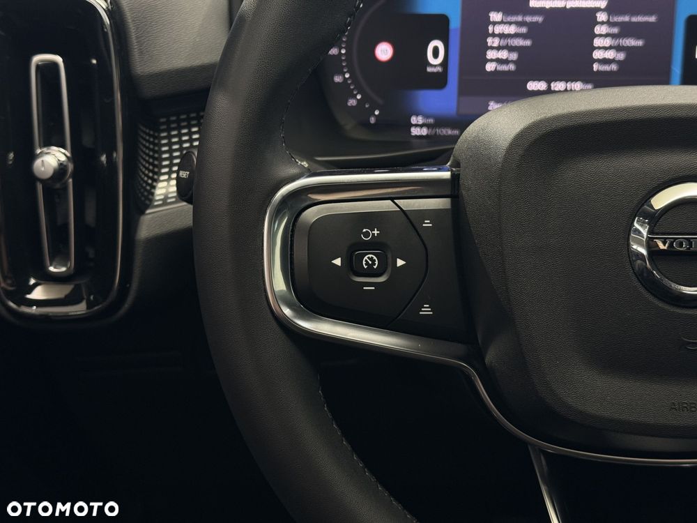 Volvo XC 40 B4 Plus Dark - 25