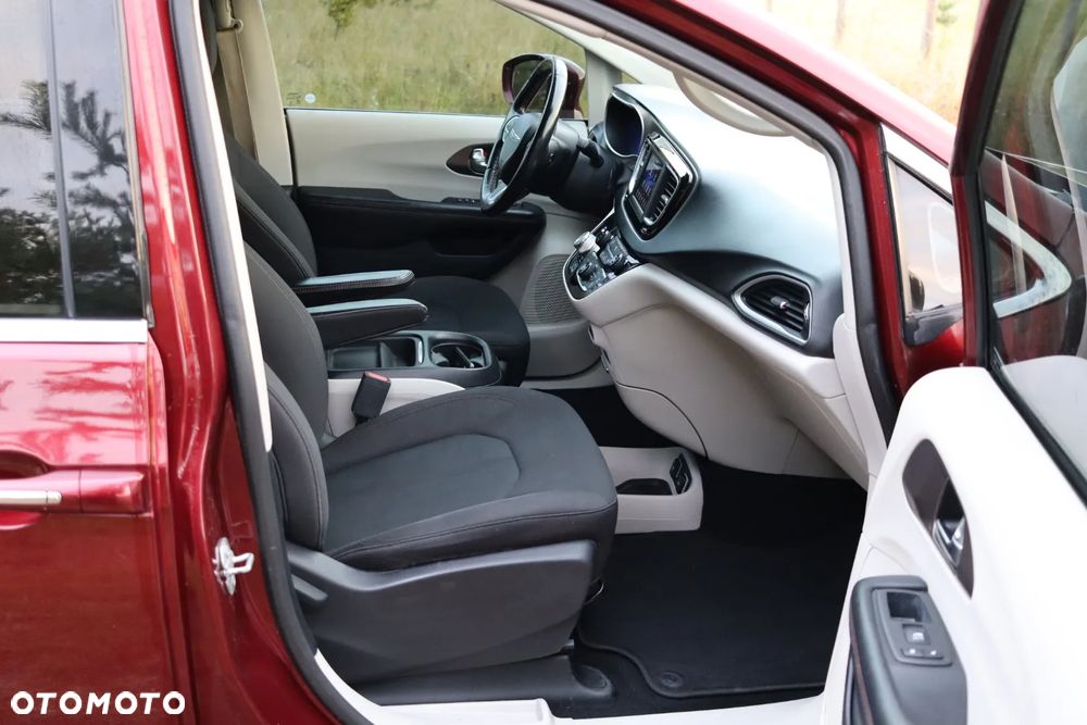 Chrysler Pacifica - 16