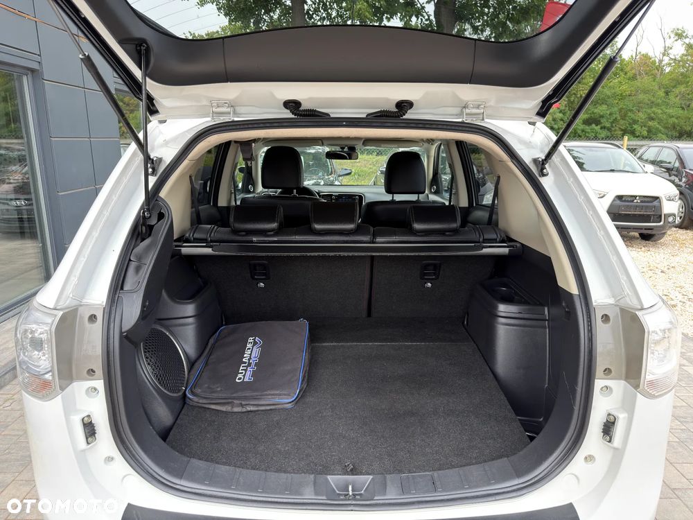 Mitsubishi Outlander Instyle NAVI + - 21