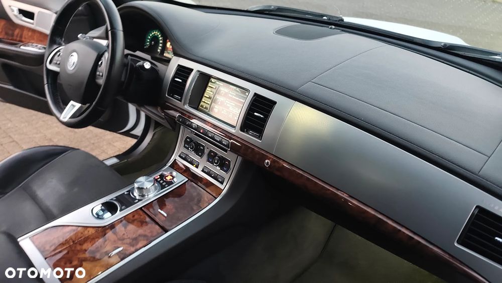 Jaguar XF 3.0 V6 D R-Sport - 37