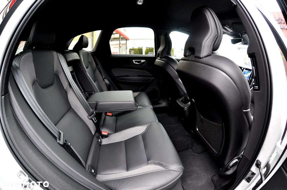Volvo XC 60 B4 D AWD Ultimate Dark - 19
