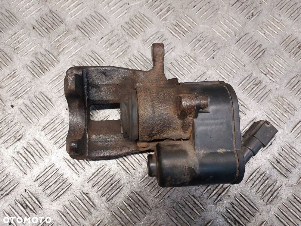 ZACISK HAMULCOWY LEWY TYŁ + PRAWY TYŁ AUDI A6 C6 - 6