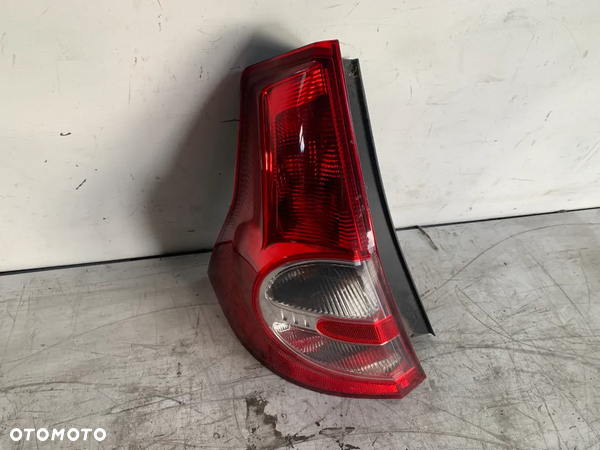 DACIA SANDERO 09R. LAMPA LEWA TYŁ