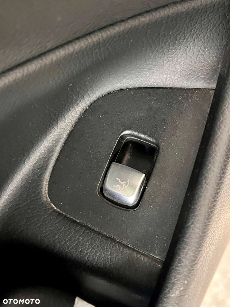 Mercedes-Benz Klasa E 220 d 4-Matic 9G-TRONIC - 24