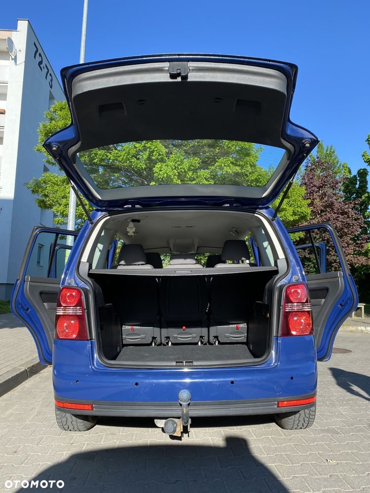Volkswagen Touran - 12