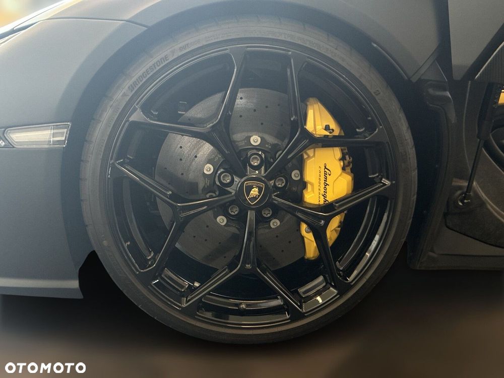 Lamborghini Revuelto - 10