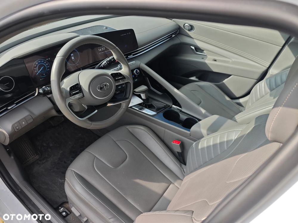 Hyundai Elantra 1.6 Executive CVT - 12