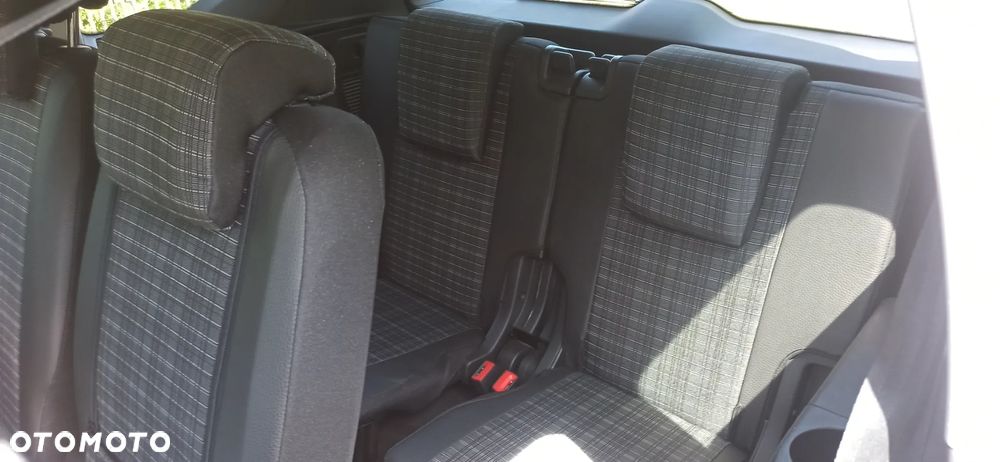 Volkswagen Touran - 11