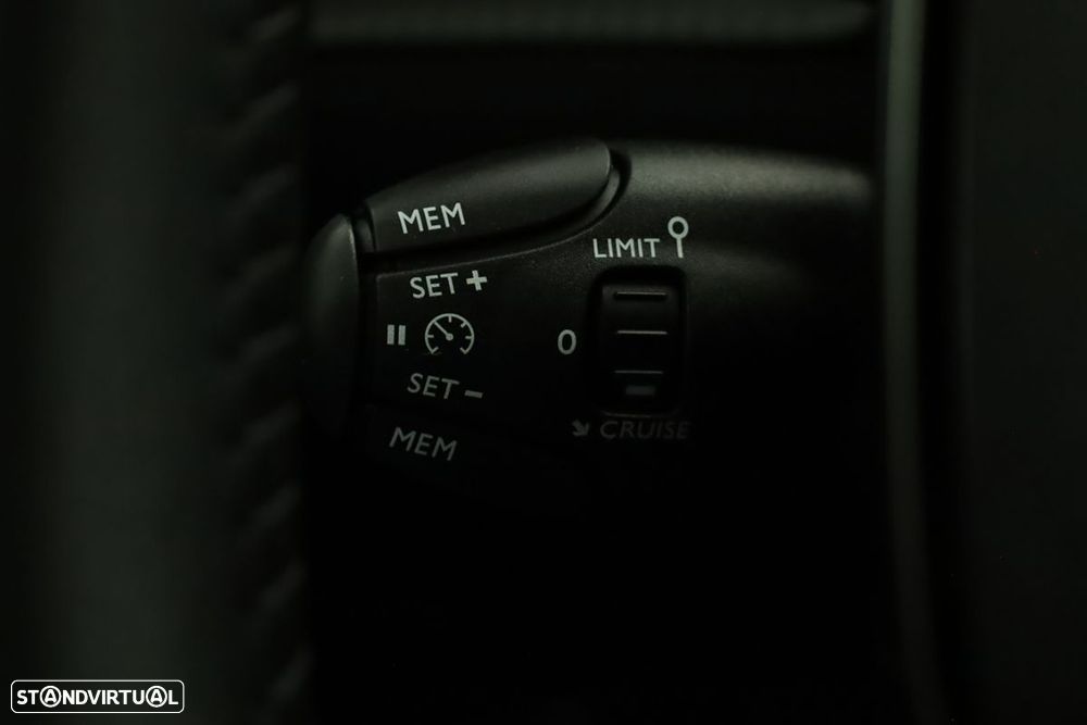 Peugeot 2008 1.2 PureTech Allure - 17