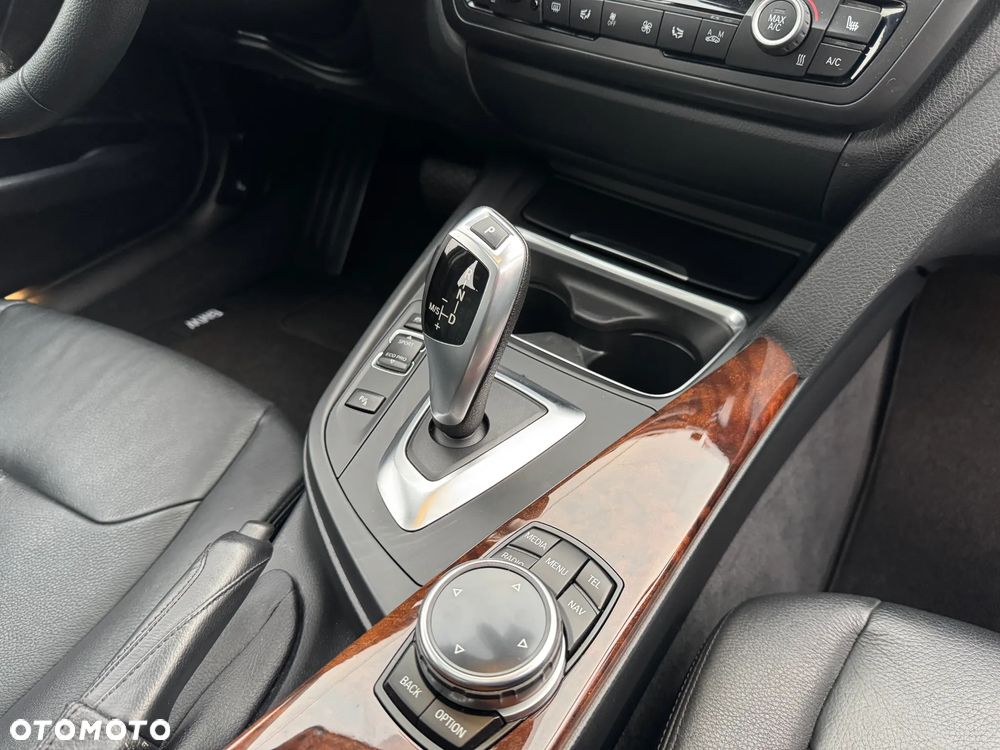 BMW Seria 3 328i Sport-Aut Luxury Line - 12