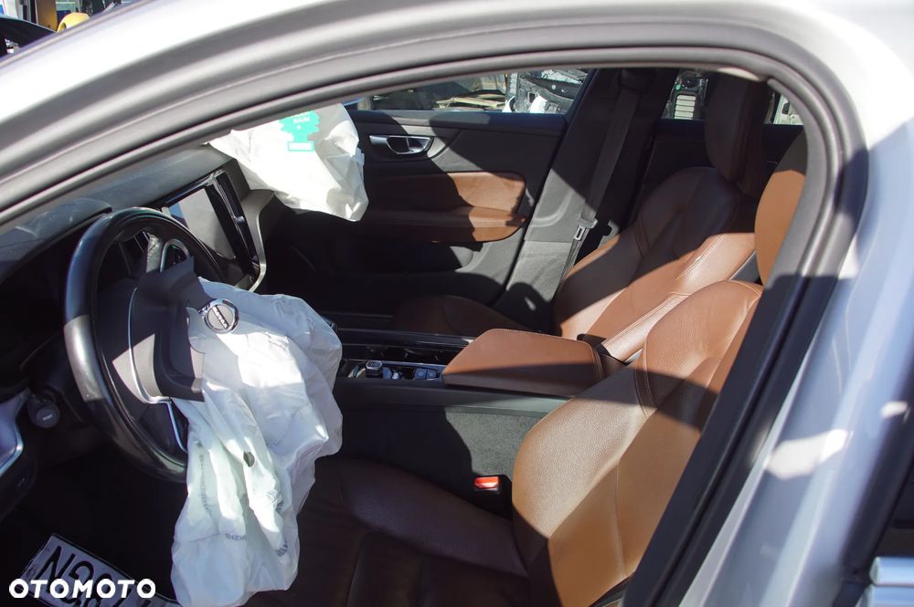 Auto na części - Volvo V60 II 2.0 D3 150 KM D4204T16 TG-81SC 711 2019R Silnik Skrzynia Drzwi Klapa Zderzak Lampa Lusterko Szyba Szyberdach Panorama Deska Kokpit Sterownik Moduł Czujnik Licznik Wyświetlacz Kierownica - 12