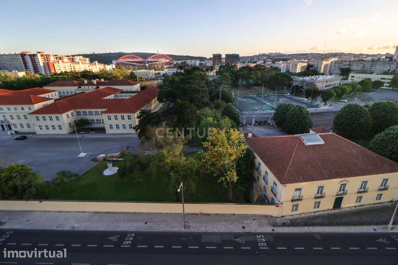 Espaçoso T4 transformado em T2 com terraço em Carnide, Lisboa - Oportu - Grande imagem: 2/34