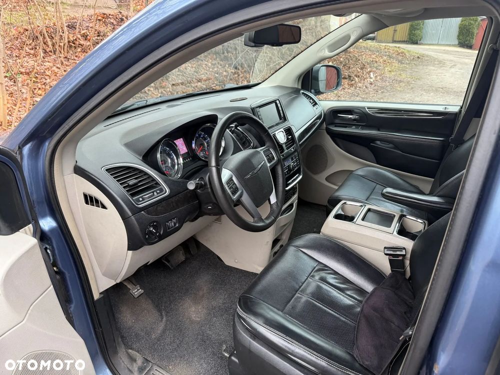 Chrysler Town & Country - 7