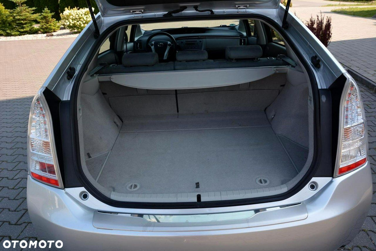 Toyota Prius 1.8 HSD Sol - 32