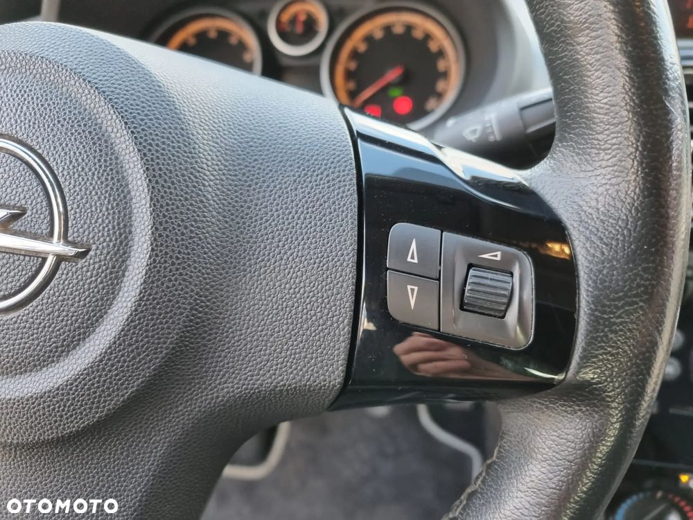 Opel Corsa 1.4 16V Innovation - 24