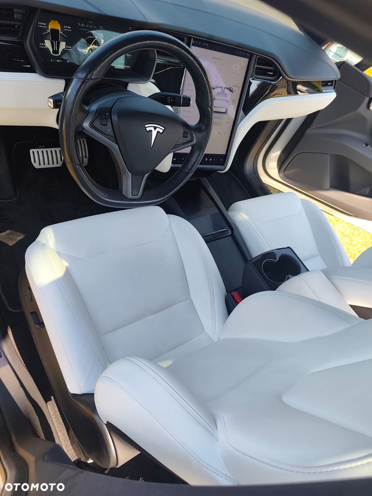 Tesla Model X - 21