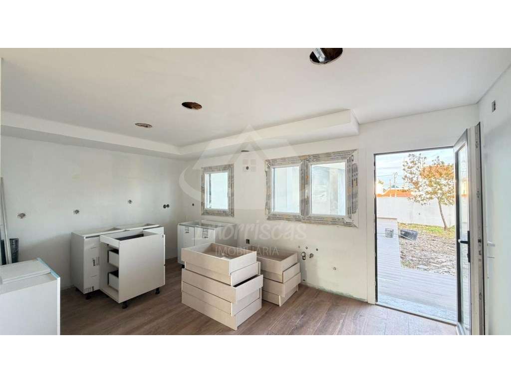 Moradia V4 com terraço, jardim e anexo, com remodelação total no Ba... - Grande imagem: 2/24