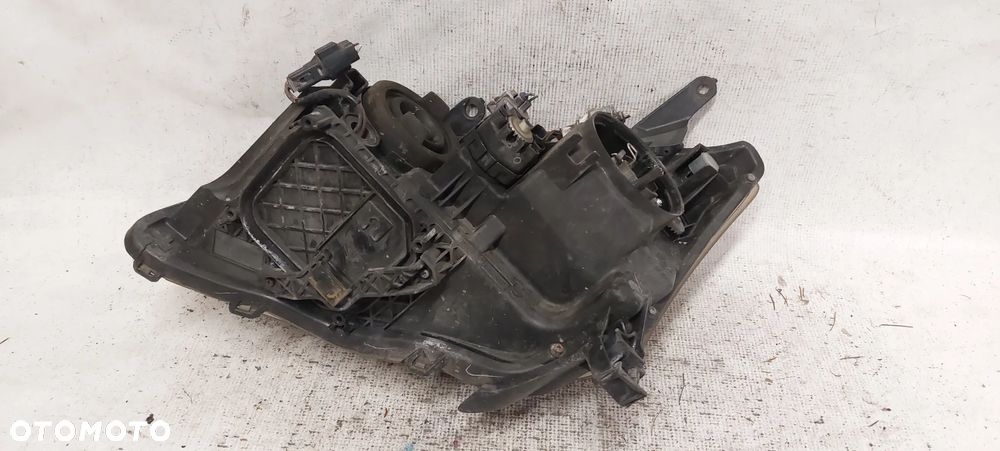 .  PRZOD PRZEDNIA LAMPA PRAWA TOYOTA AVENSIS T25 - 4