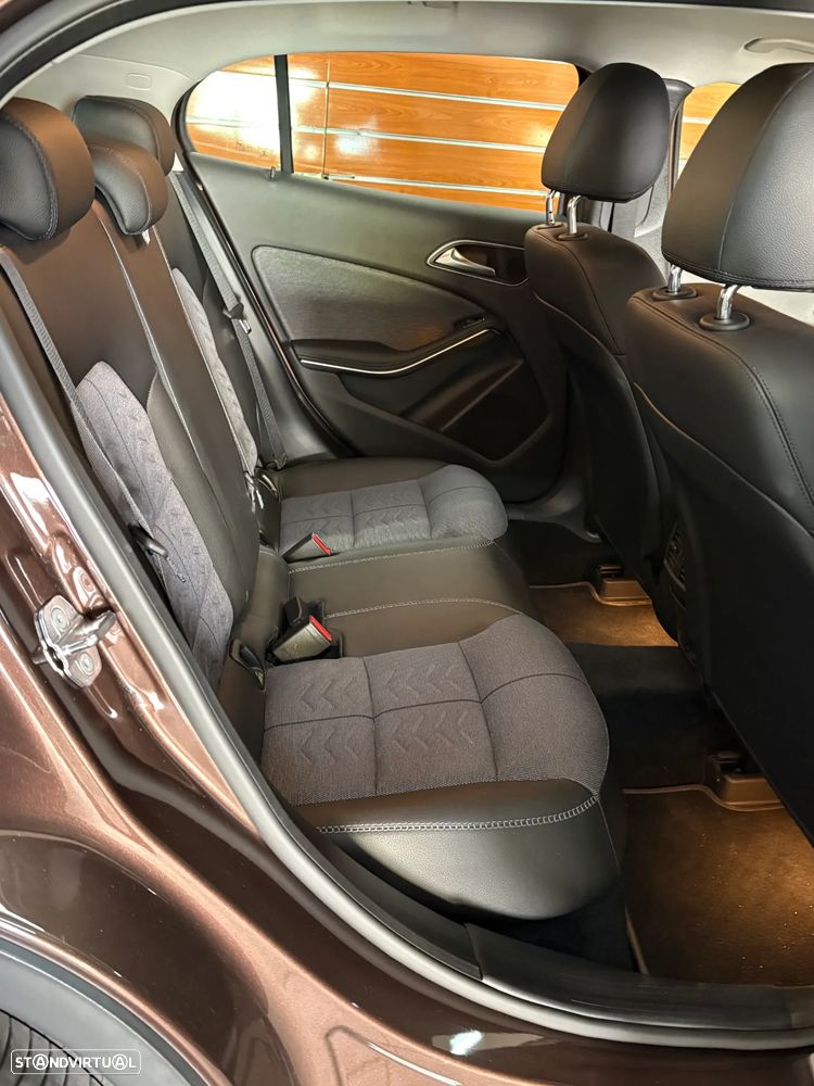 Mercedes-Benz GLA 220 4Matic 7G-DCT - 13