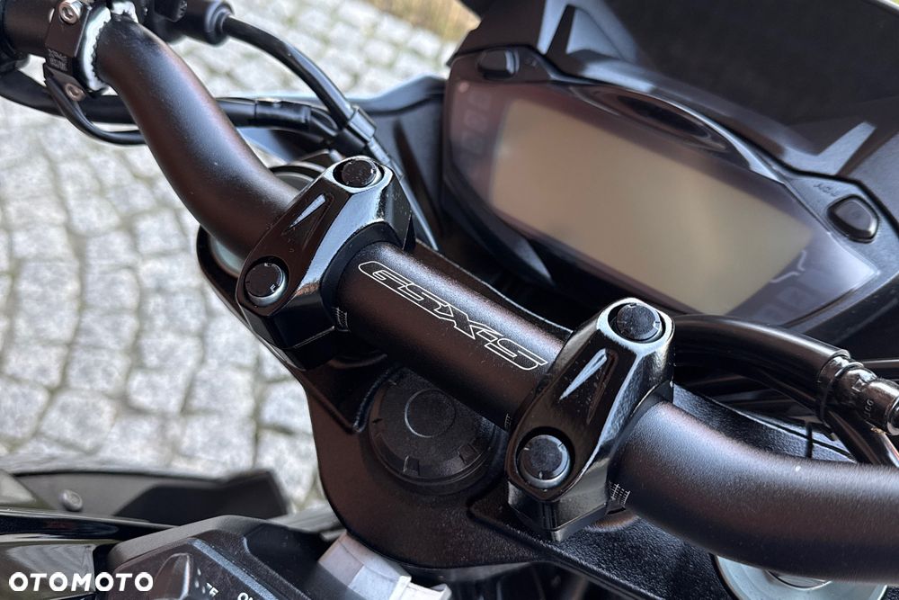 Suzuki GSX - 16