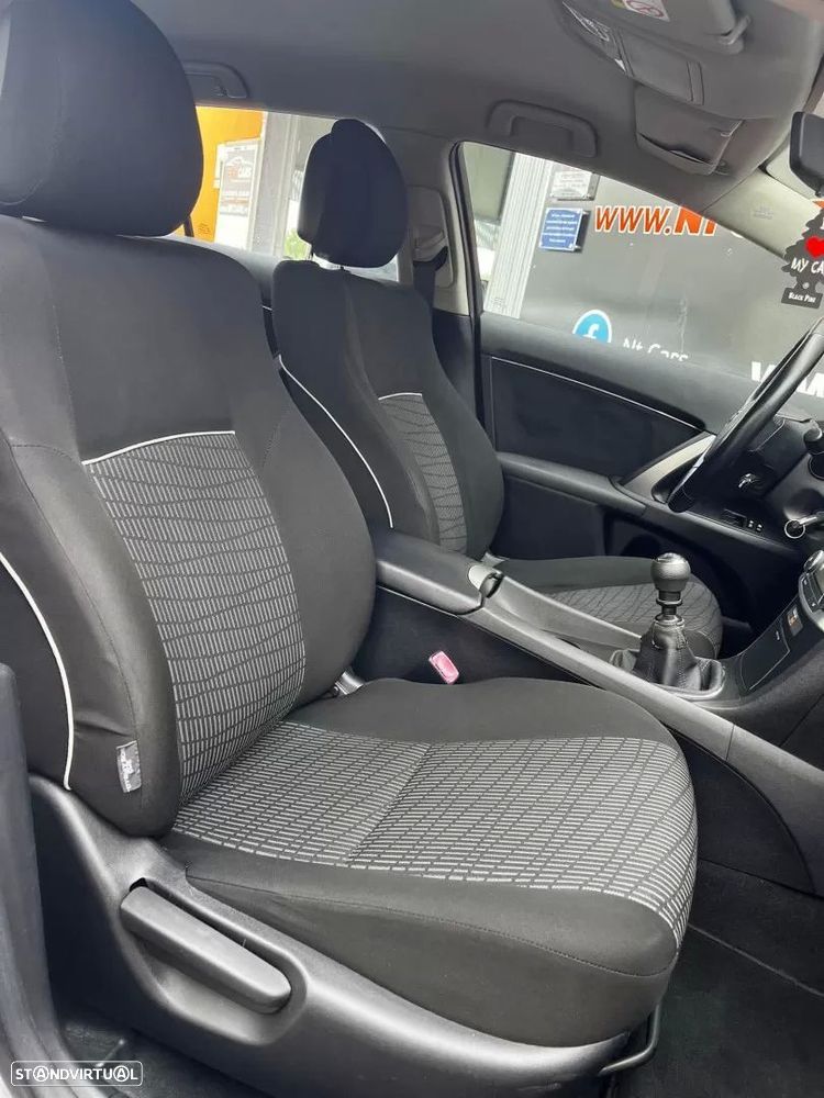 Toyota Avensis SW 2.0 D-4D Comfort - 17