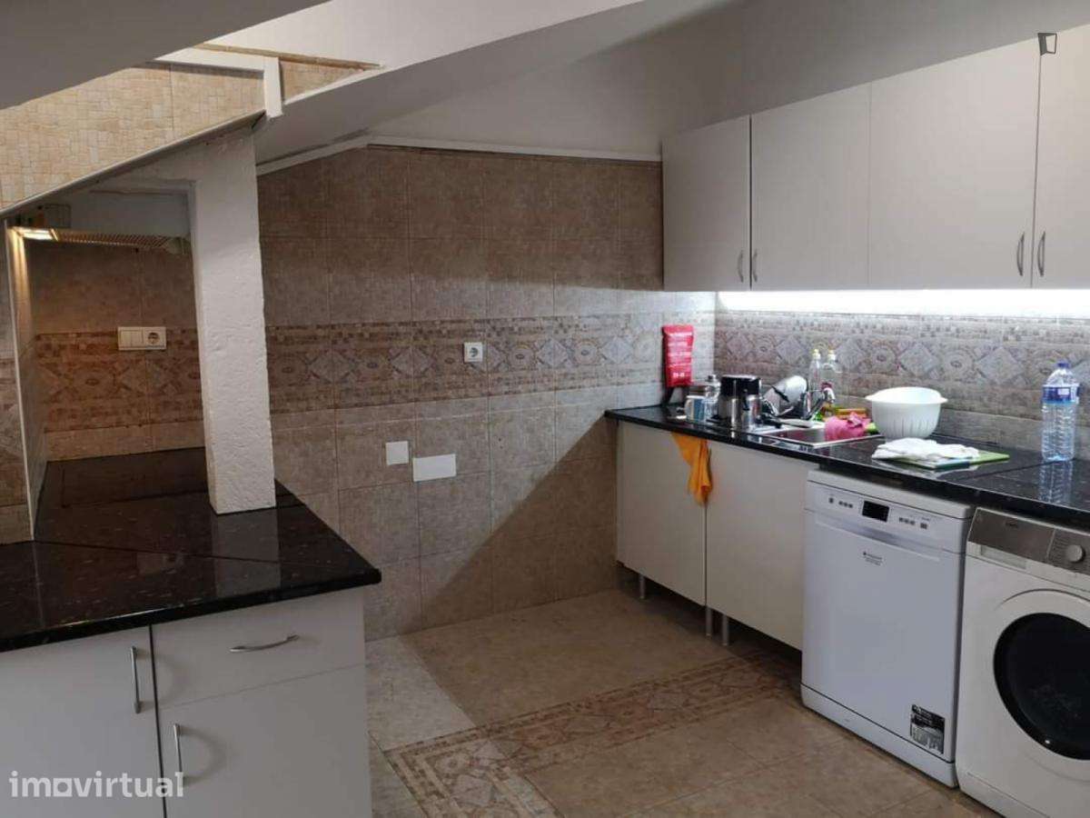 Quarto - localizado em Intendente Lisbon - Grande imagem: 5/14