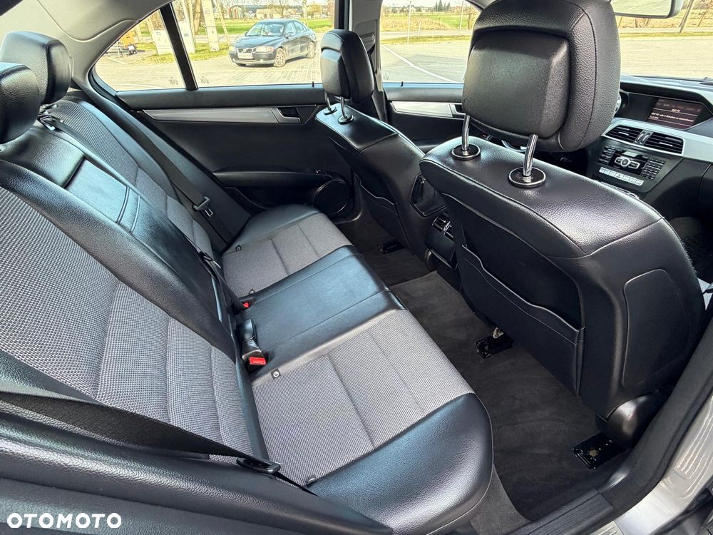 Mercedes-Benz Klasa C 180 CGI BlueEFFICIENCY Avantgarde - 35
