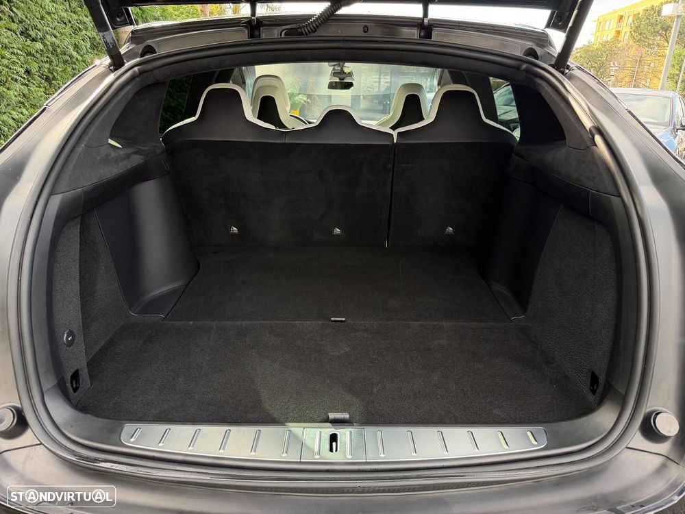 Tesla Model X - 32